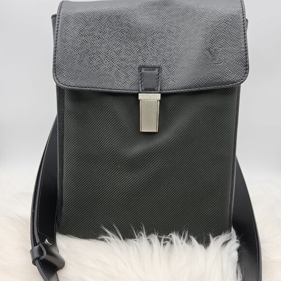 Louis Vuitton  Saratov Taiga PM Messenger Bag - Picture 4 of 17